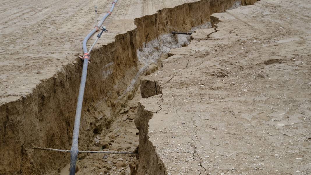 Konya’nın kurak ilçesinde toprak yarıldı! Yol ortadan ikiye ayrıldı 12